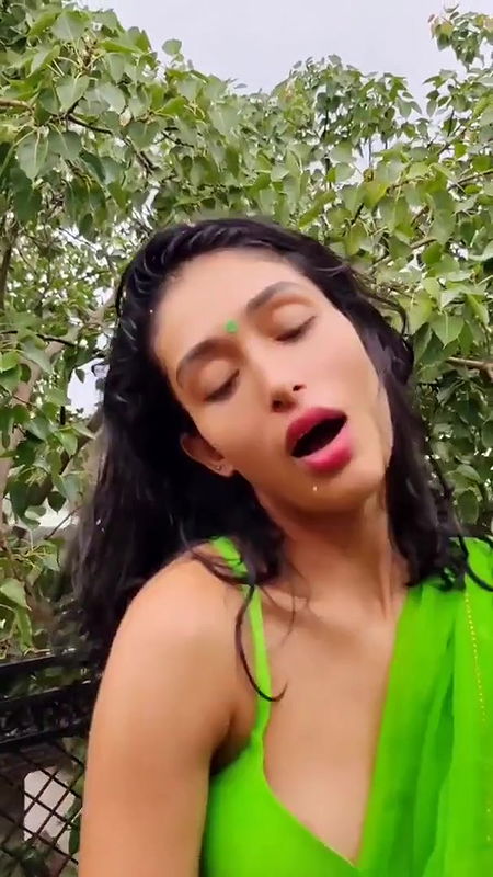 DESI UNKNOWN BABE UFF YA QAYAMAT HAI IN BRA SAREE