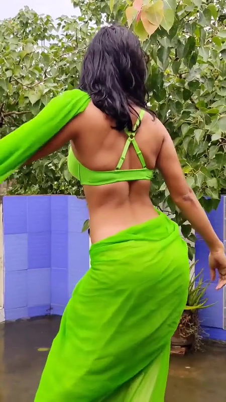 DESI UNKNOWN BABE UFF YA QAYAMAT HAI IN BRA SAREE