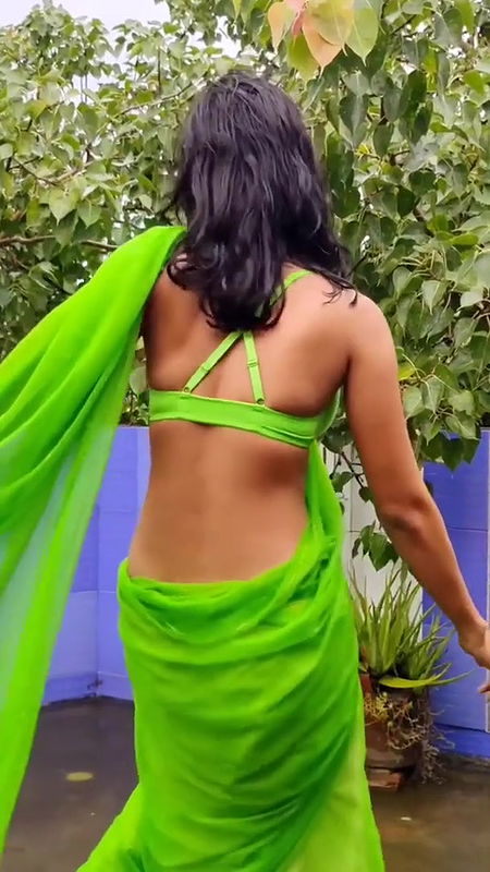 DESI UNKNOWN BABE UFF YA QAYAMAT HAI IN BRA SAREE