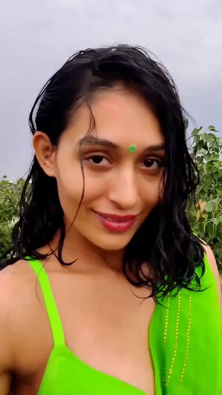 DESI UNKNOWN BABE UFF YA QAYAMAT HAI IN BRA SAREE