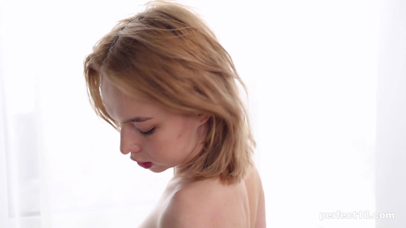 Elloise Arti – Tattooed Elloise rubs her shaved pussy on bed