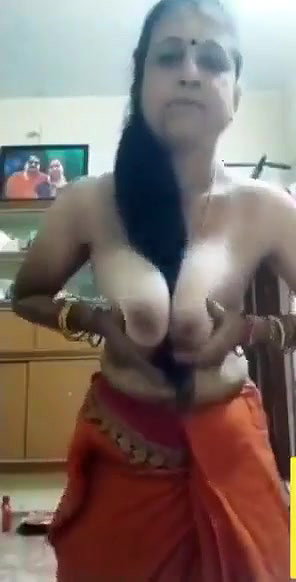Tamil iyer aunty shows her boobs in video call