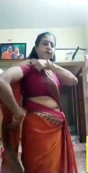 Tamil iyer aunty shows her boobs in video call