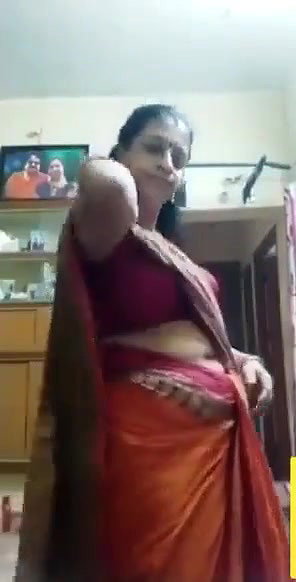 Tamil iyer aunty shows her boobs in video call