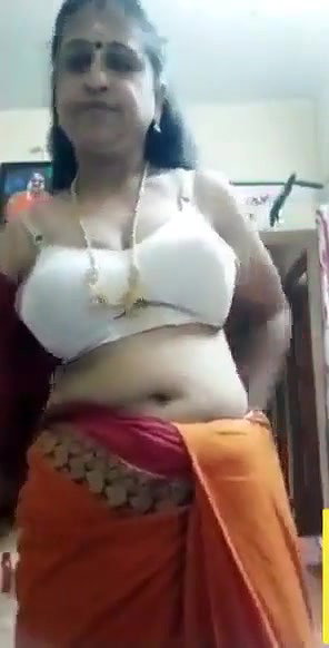 Tamil iyer aunty shows her boobs in video call