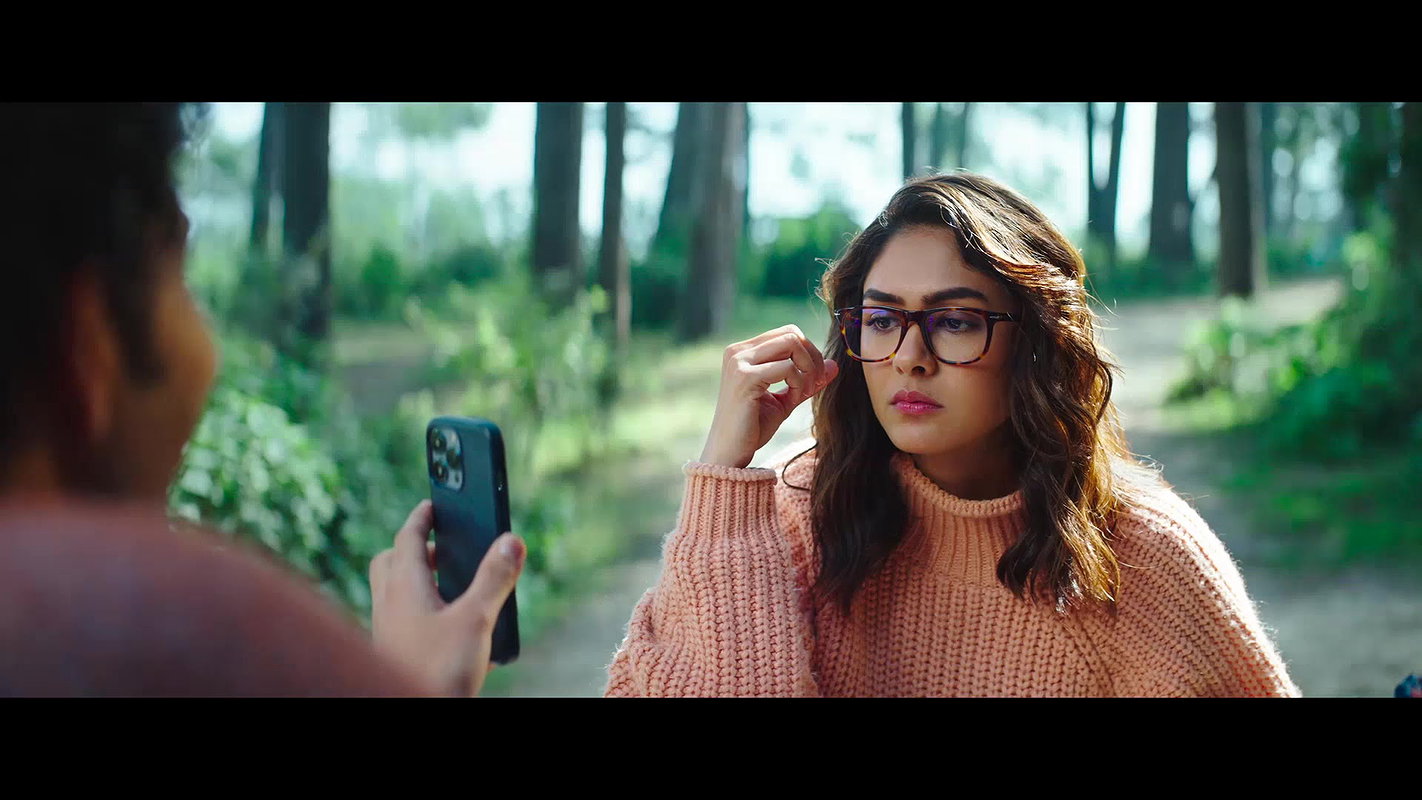 Mrunal Thakur Hot Liplock,Ass,Pits Seduction Scenes Compilation 4-Do Deewane Seher Me02