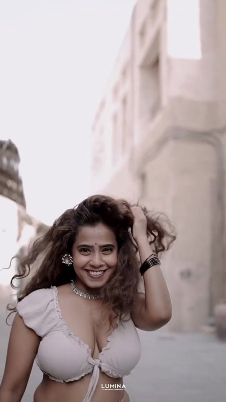 hot chubby desi model huge tits and navel in white dress 2