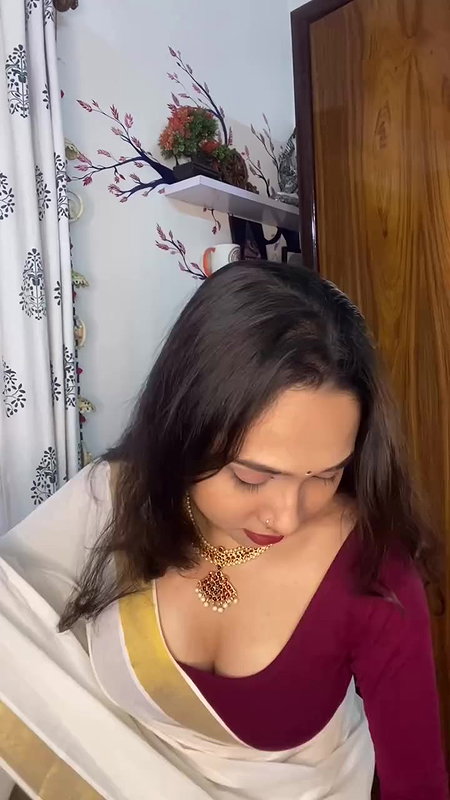 bengali lady sexy deep navel in maroon blouse 2