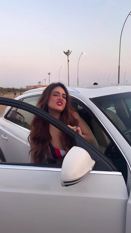 NEHA MALIK HUGE SHAKING BOOBS IN BRA IRRESISTIBLE 2