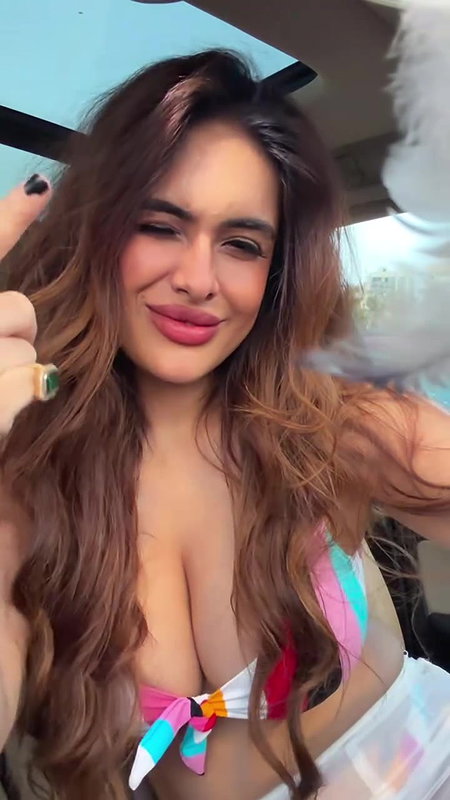 NEHA MALIK HUGE SHAKING BOOBS IN BRA IRRESISTIBLE 2