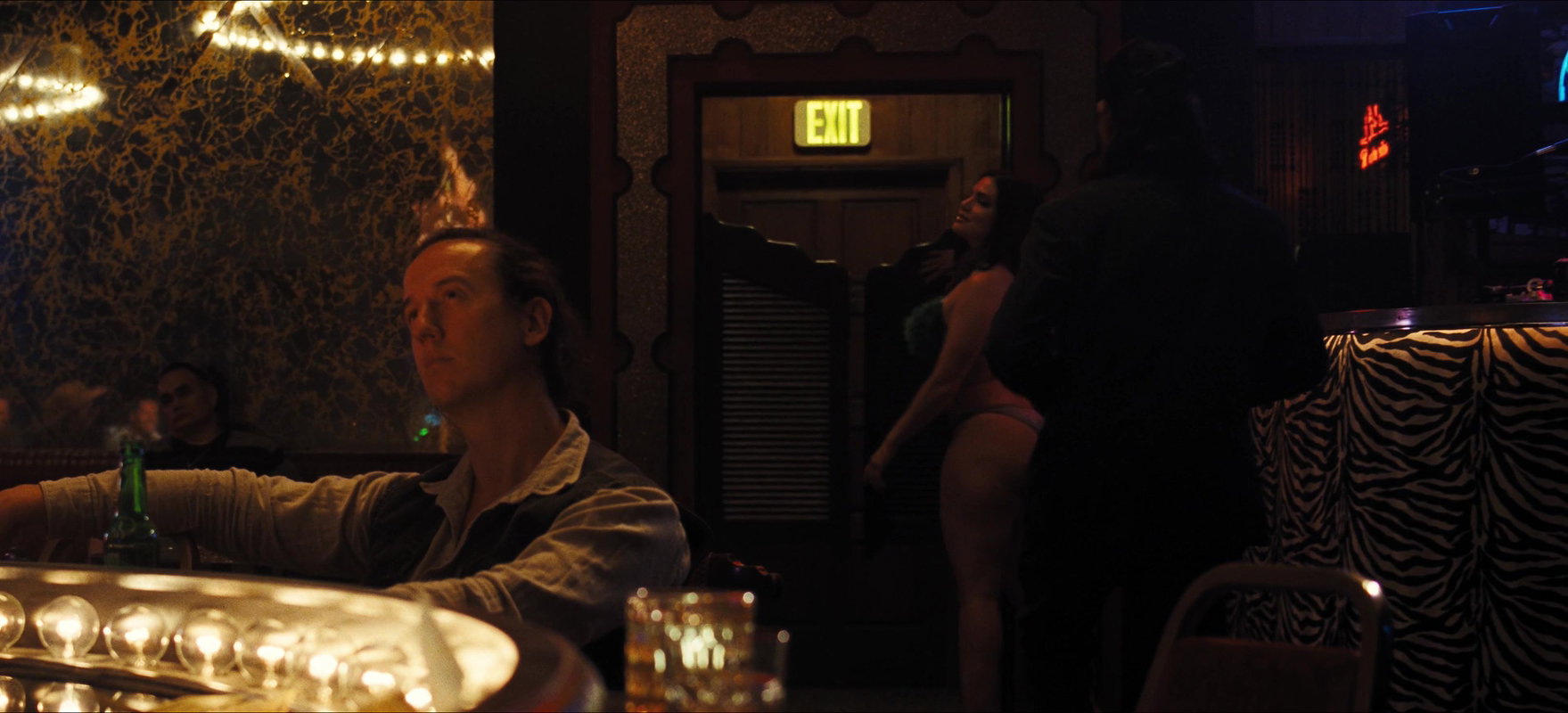 Euphoria S3 – Erotic Bar Dance Sexy Ass Thighs Lusty Moaning Scene 4K 2