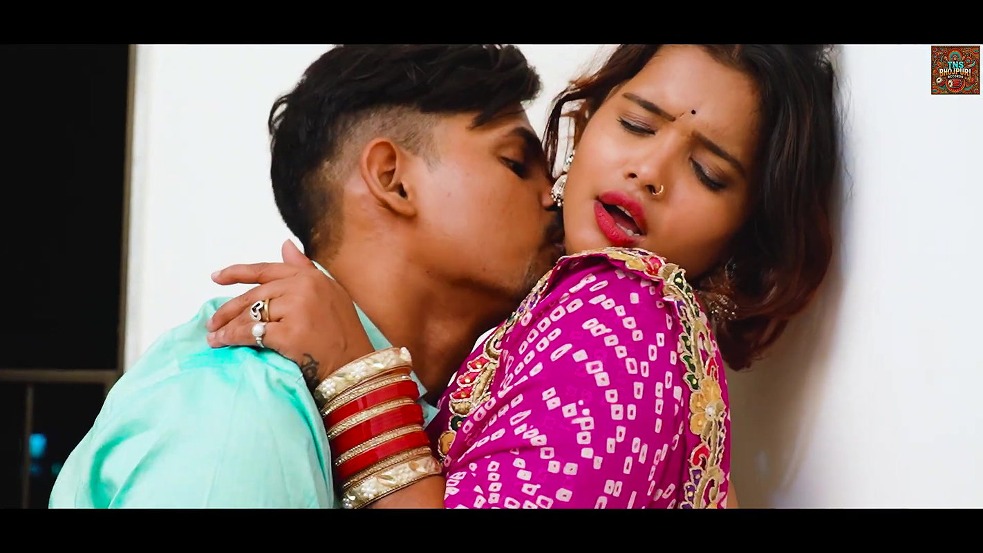 Angel Teja hot saree song – Navel kissed nicely & caressed, Cheek kiss 2