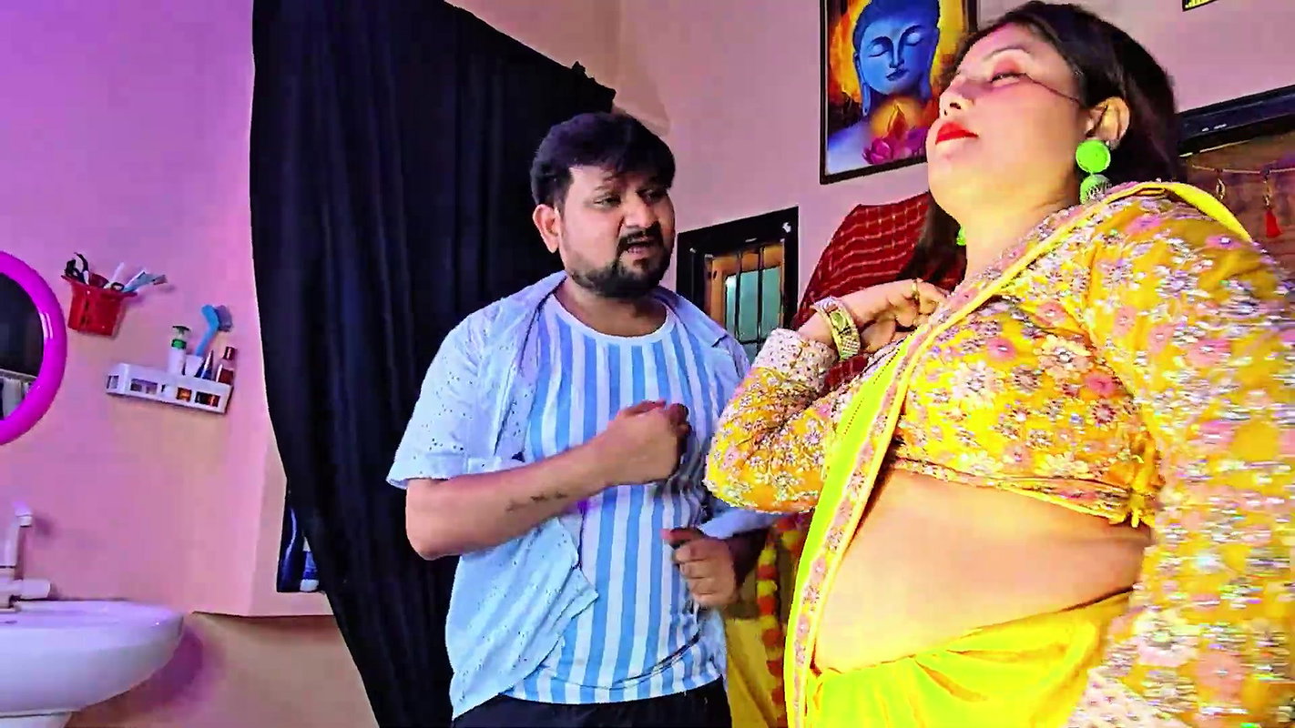 Singer Pooja Kushwaha hot saree song – Midriff show, Boobs felt 2