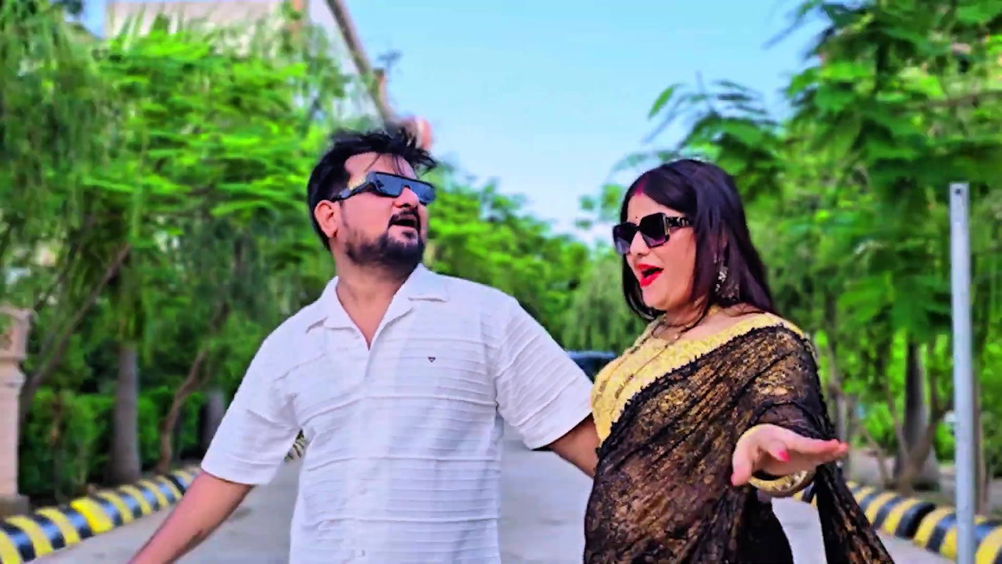 Singer Pooja Kushwaha hot saree song – Midriff show, Boobs felt 2