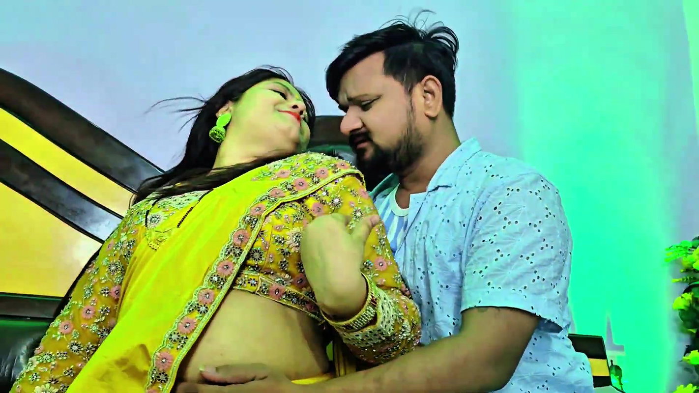 Singer Pooja Kushwaha hot saree song – Midriff show, Boobs felt 2