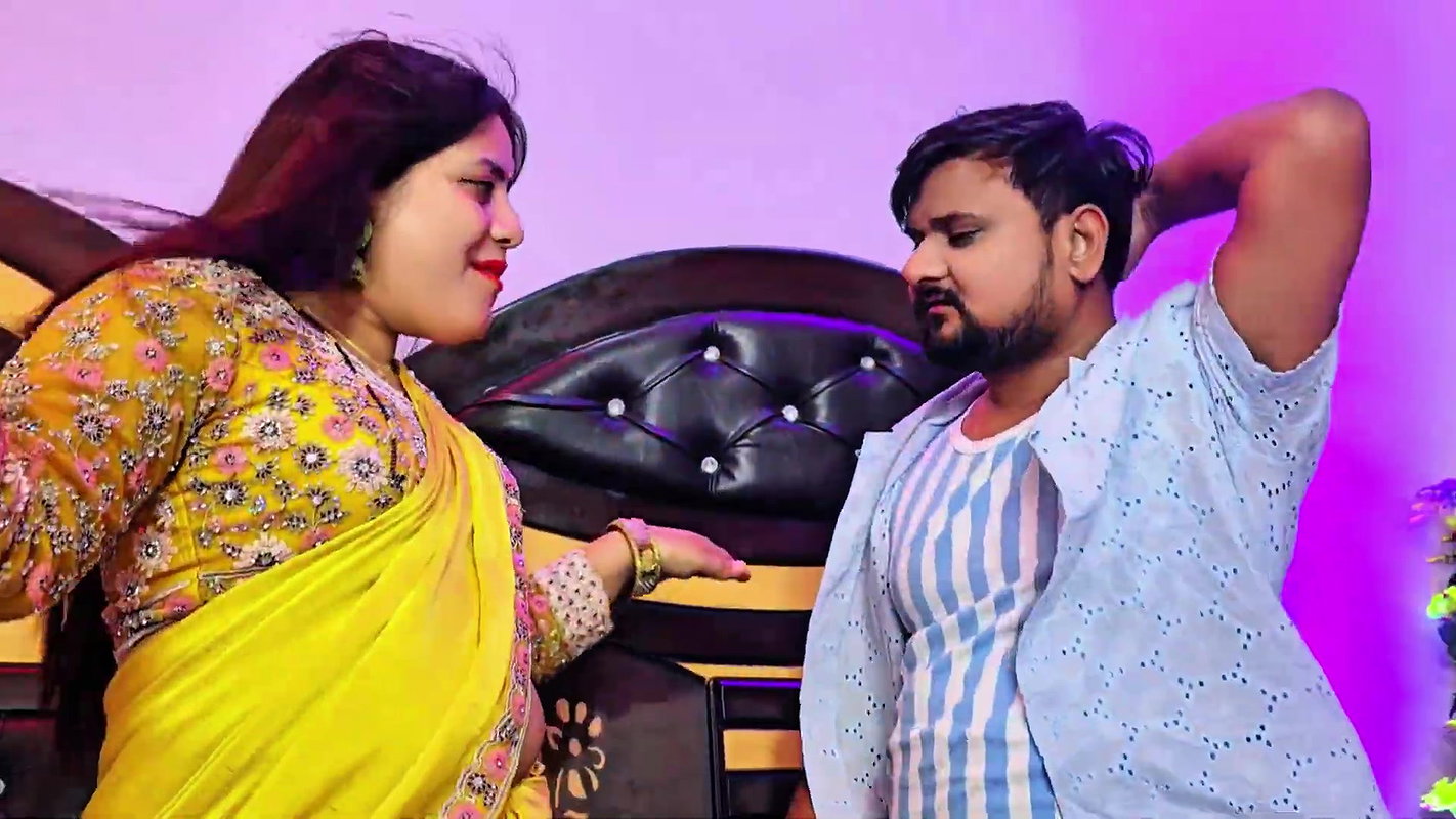 Singer Pooja Kushwaha hot saree song – Midriff show, Boobs felt 2