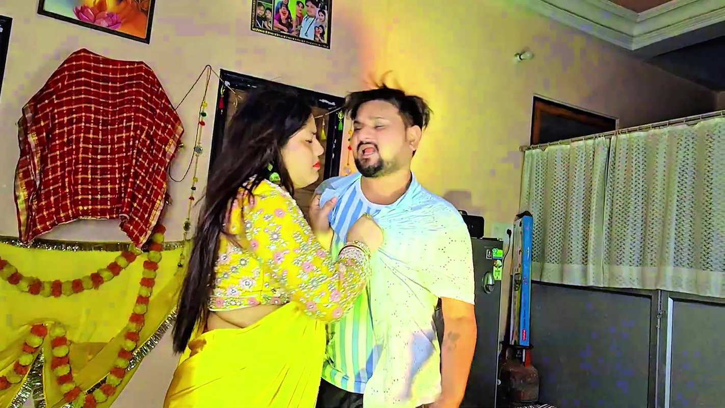 Singer Pooja Kushwaha hot saree song – Midriff show, Boobs felt 2