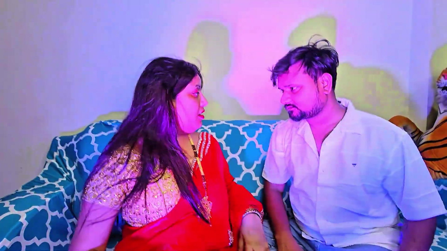 Singer Pooja Kushwaha hot saree song – Midriff show, Boobs felt 2