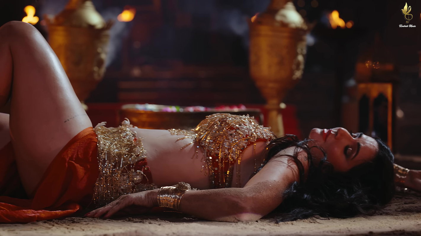 Amy Aela hot belly dance – Deep cleavage, Navel show, Thigh show 2