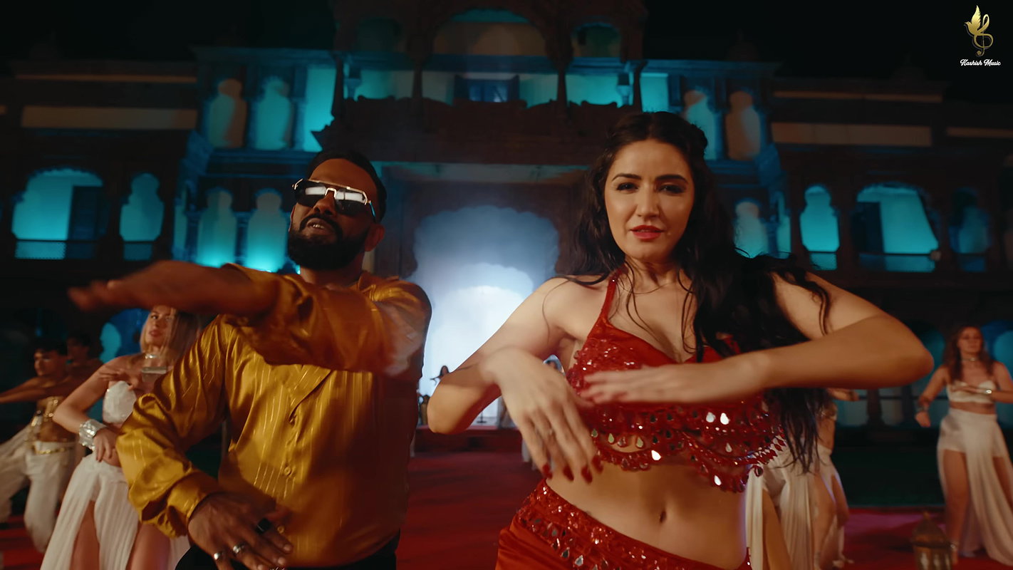 Amy Aela hot belly dance – Deep cleavage, Navel show, Thigh show 2