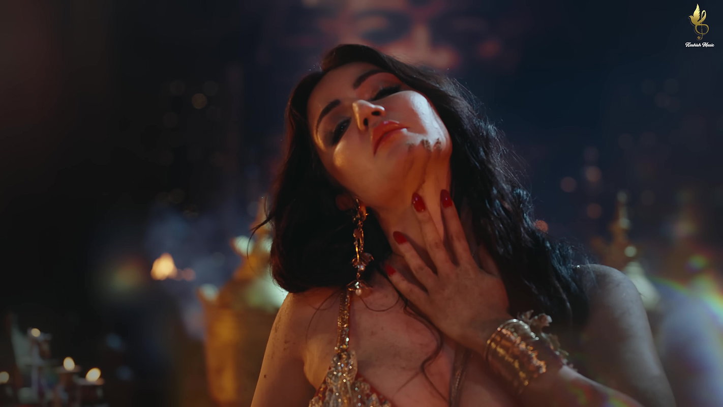 Amy Aela hot belly dance – Deep cleavage, Navel show, Thigh show 2
