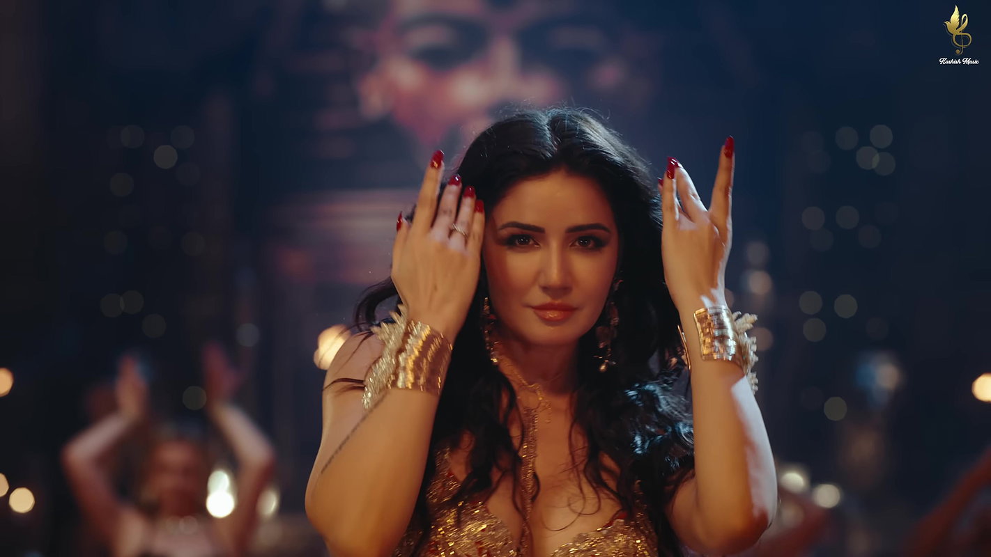 Amy Aela hot belly dance – Deep cleavage, Navel show, Thigh show 2