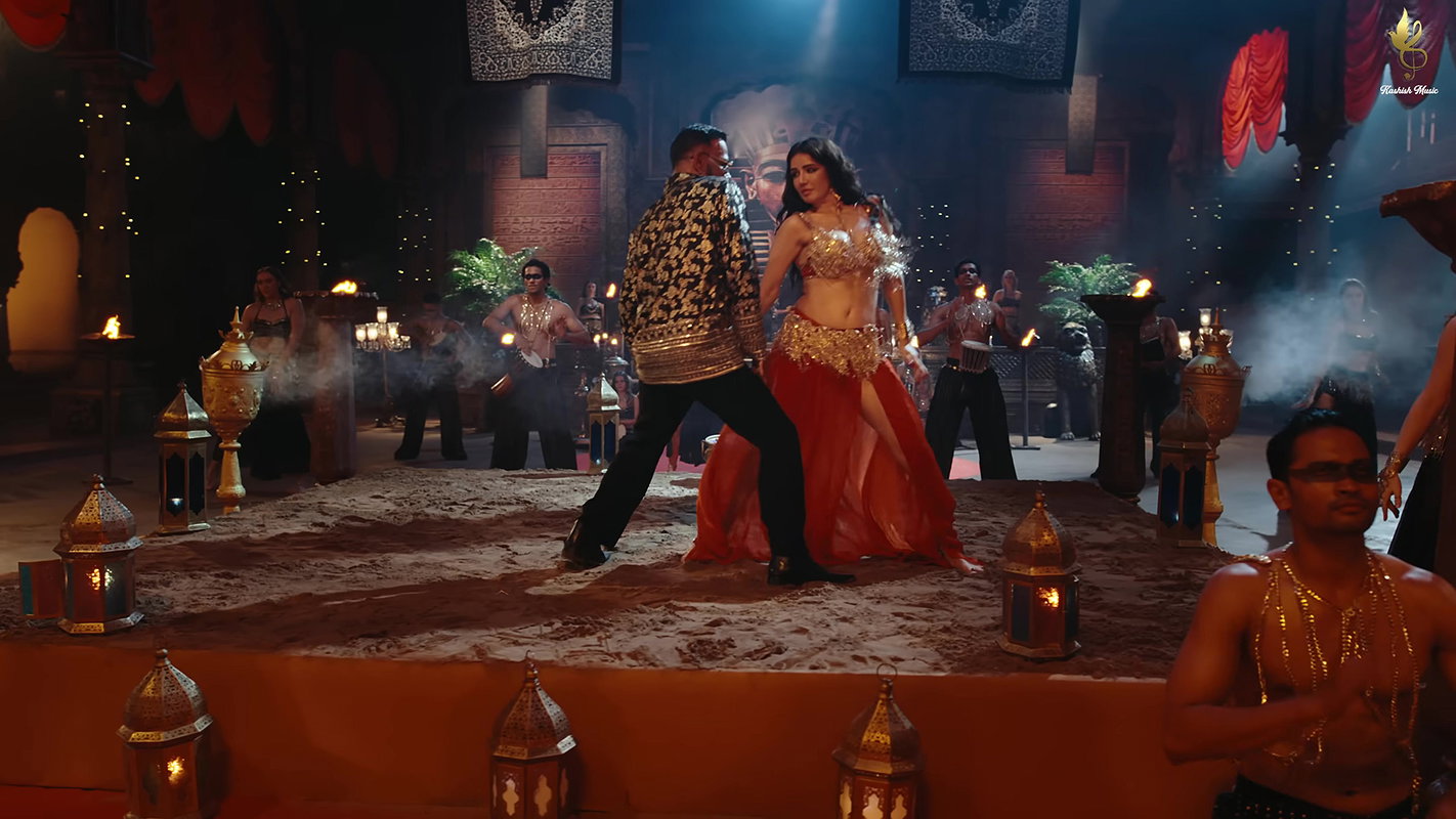 Amy Aela hot belly dance – Deep cleavage, Navel show, Thigh show 2