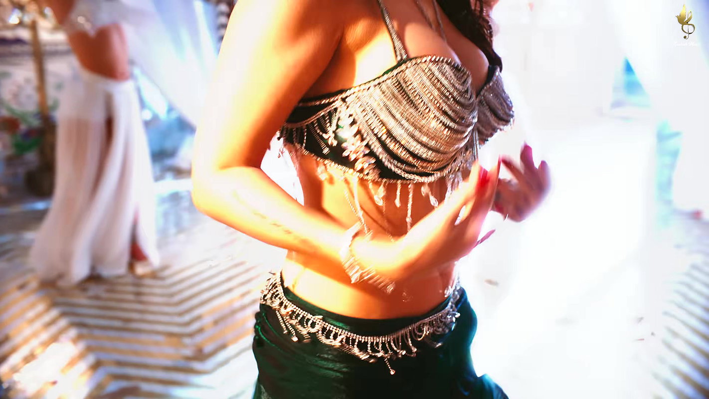 Amy Aela hot belly dance – Deep cleavage, Navel show, Thigh show 2