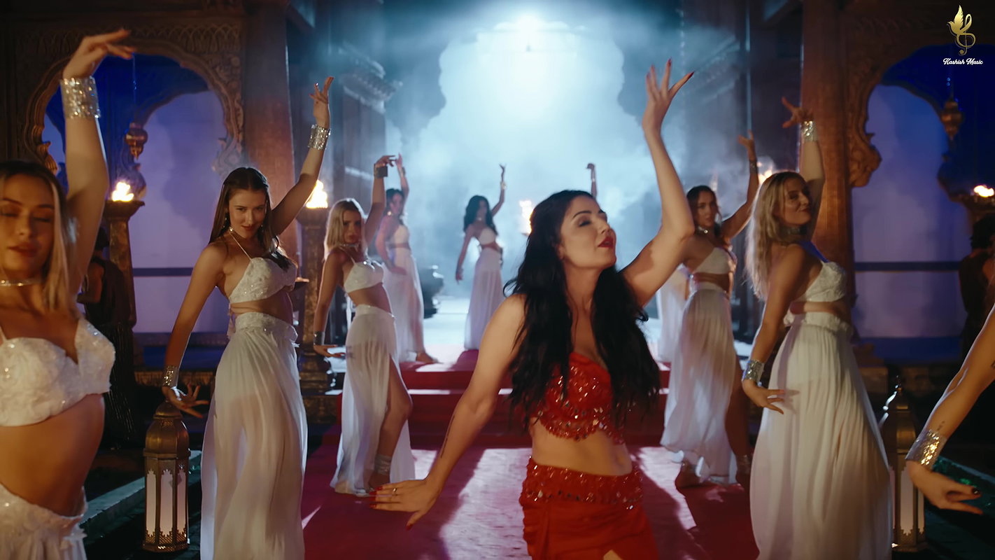 Amy Aela hot belly dance – Deep cleavage, Navel show, Thigh show 2