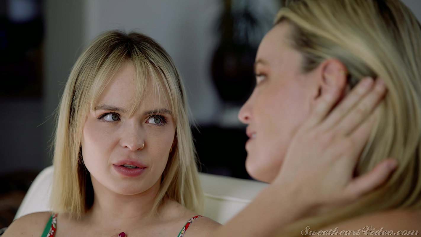 Lilly Bell & Charlie Forde – Sweet Lesbian Kisses