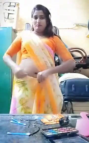 Swathi naidu doing makeup for shoot