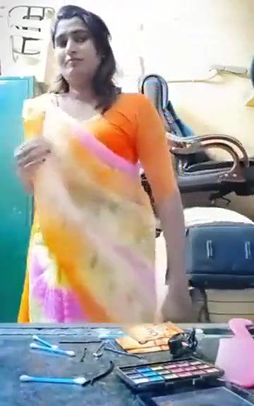 Swathi naidu doing makeup for shoot