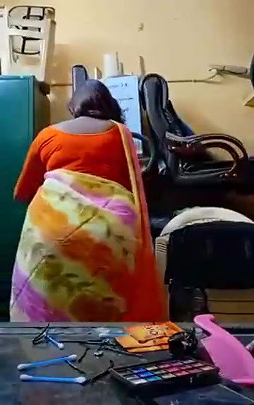 Swathi naidu doing makeup for shoot