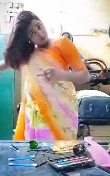 Swathi naidu doing makeup for shoot