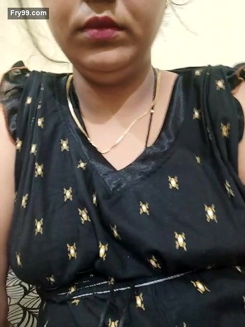 Sexy Bhabhi Showing Boobs