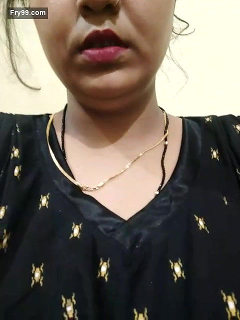 Sexy Bhabhi Showing Boobs