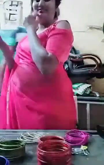 Swathi naidu in pink saree getting ready