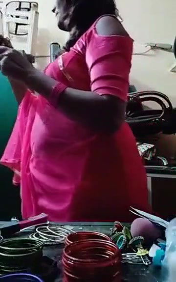 Swathi naidu in pink saree getting ready