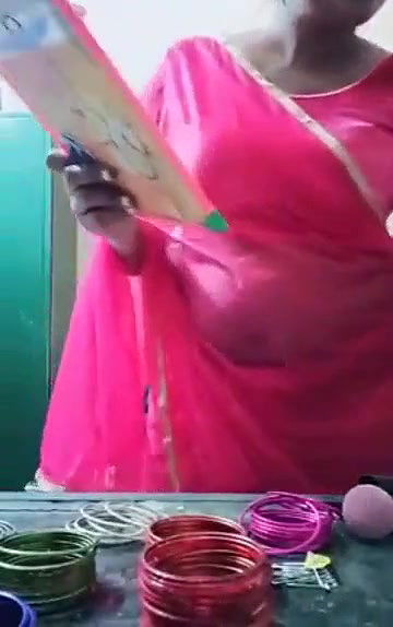 Swathi naidu in pink saree getting ready