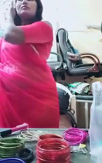 Swathi naidu in pink saree getting ready