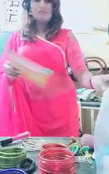 Swathi naidu in pink saree getting ready