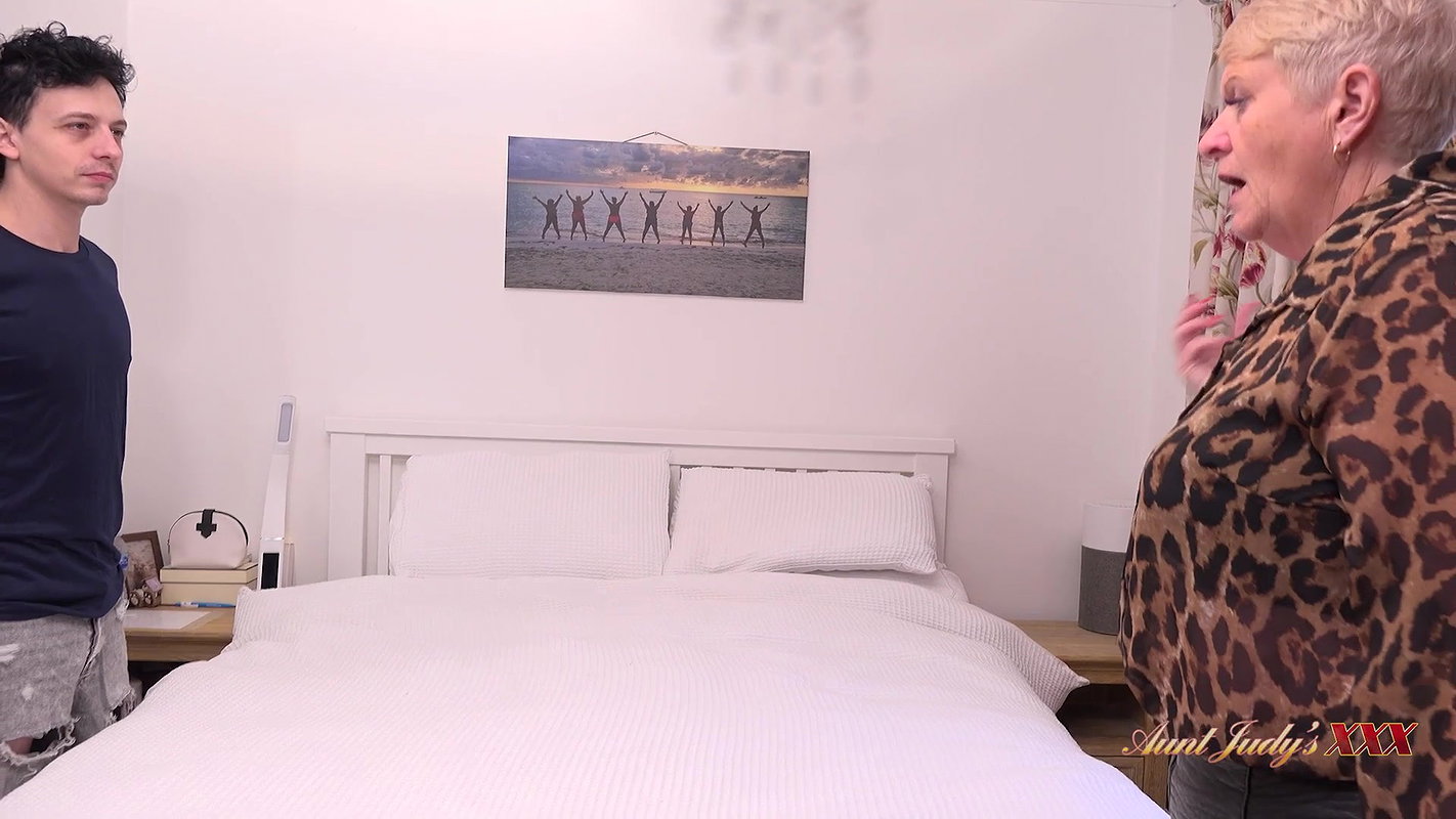 Joolz – Curvy GILF Joolz Has A Potential New Tenant and She Puts Him to Work on Her