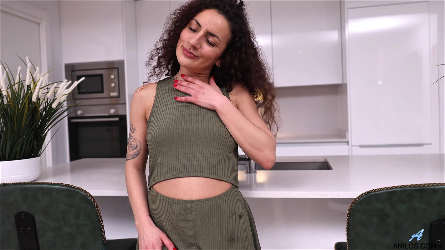 Sue Nova – Green Slut