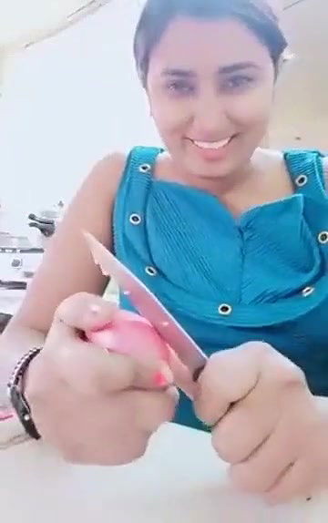 Swathi naidu romance with boyfriend while cooking