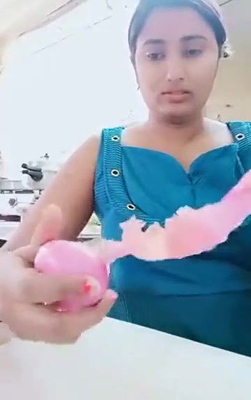 Swathi naidu romance with boyfriend while cooking