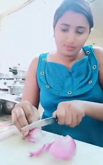 Swathi naidu romance with boyfriend while cooking
