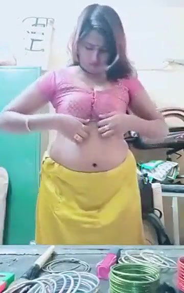 Swathi naidu romantic seducing while saree