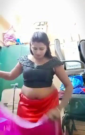 Swathi naidu saree by showing boobs,body parts and getting ready for shoot part-1
