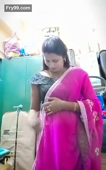 Swathi naidu saree by showing boobs,body parts and getting ready for shoot part-1