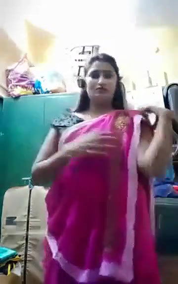 Swathi naidu saree by showing boobs,body parts and getting ready for shoot part-1